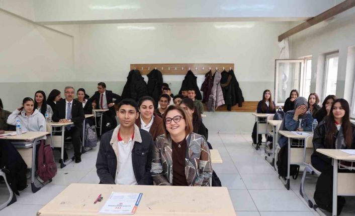 Şahin, bu yılın ilk deneme sınavında öğrencilerle bir araya geldi