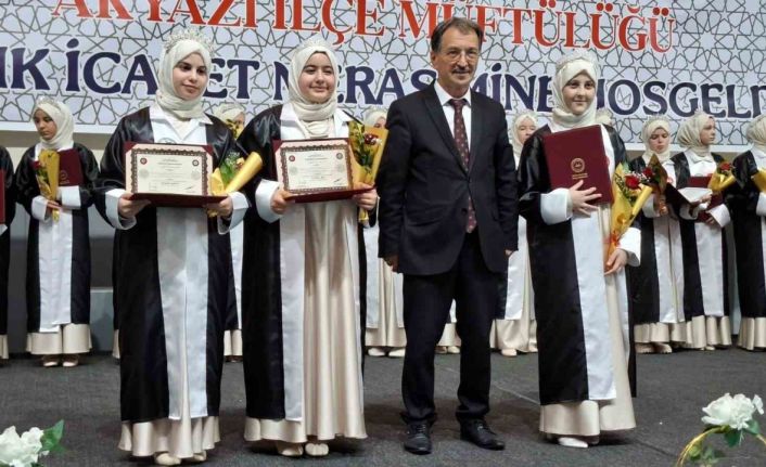 Sakarya’da 27 öğrenci icazet merasiminde hafızlık belgelerini aldı