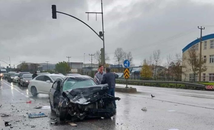 Sakarya’da 3 araçlı zincirleme kaza: 2 yaralı