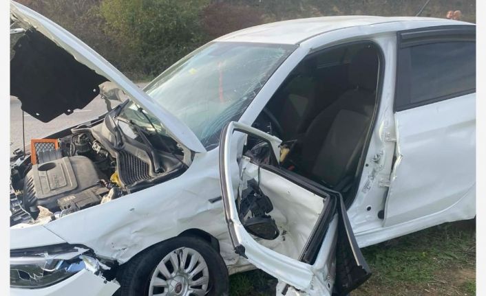 Sakarya’da iki otomobil çarpıştı: 1’i ağır 5 yaralı