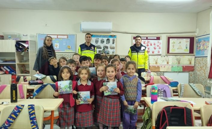 Salavatlı İlkokulu öğrencilerine jandarmadan trafik eğitimi