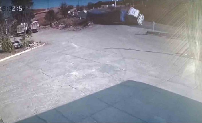 Saman balyalarının yüklü olduğu tır yan yattı