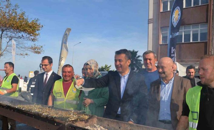 Samsun Yakakent’te Hamsi Festivali’ne yoğun ilgi: 2 saatte 3 ton hamsi tükendi