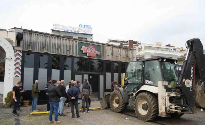 Samsun’da mahkeme kararı sonrası eğlence mekanının yıkımı başladı