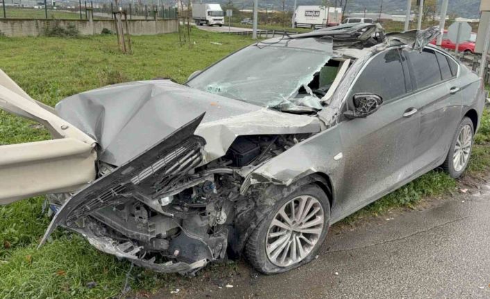 Samsun’da otomobil kamyonete çarpıp bariyere girdi: 3 yaralı