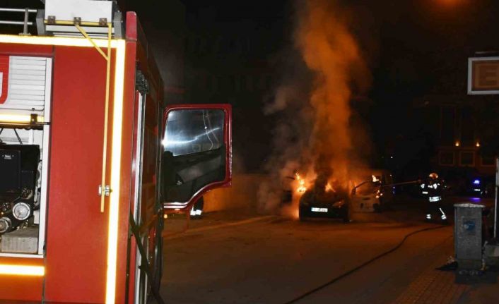 Samsun’da park halindeki otomobil yanarak kullanılamaz hale geldi