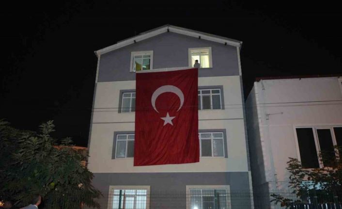 Samsunlu şehidin baba evine Türk bayrağı asıldı