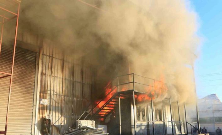 Sandalye üretim atölyesi alev alev yandı