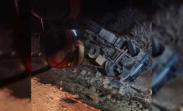 Şanlıurfa’da devrilen tırın sürücüsü hayatını kaybetti