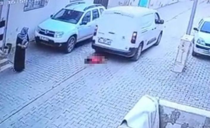 Şanlıurfa’da kargo aracının çarptığı 2 yaşındaki çocuk hayatını kaybetti... Feci kaza kamerada