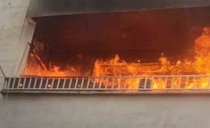 Şanlıurfa’da korkutan yangın: Apartman dairesi alev alev yandı