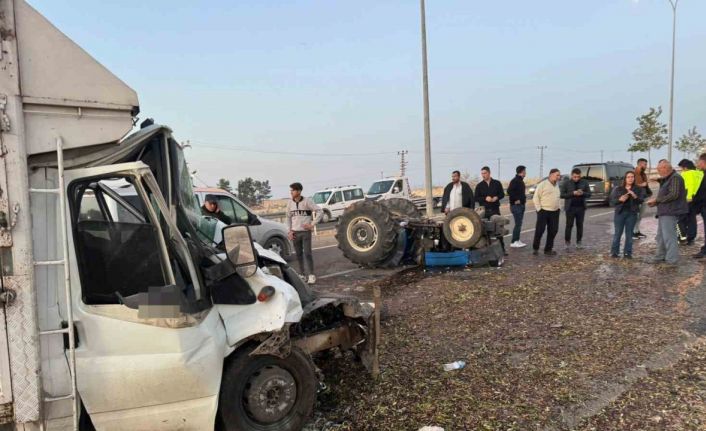 Şanlıurfa’da traktör ile kamyonet çarpıştı: 2 yaralı