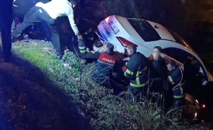 Şarampole uçan otomobilden çıkmak istemedi, ekiplere zor anlar yaşattı