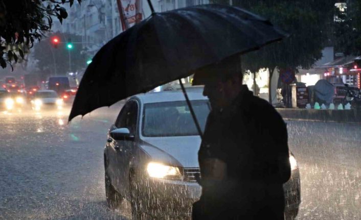 Sarı alarm ile uyarılan Antalya’da sağanak etkisini gösteriyor