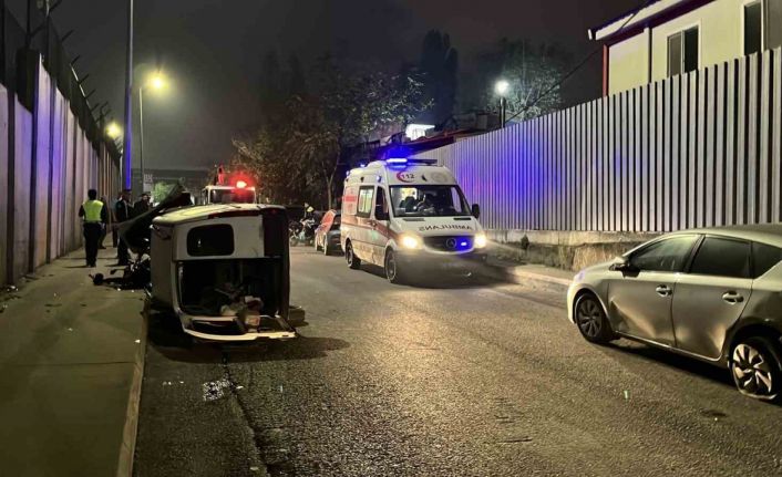 Sarıyer’de otomobil bir araca çarpıp, motosikletin üzerine devrildi: 2 yaralı