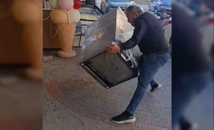 Satın aldığı bulaşık makinesi teşhir ürünü çıkınca mağazanın önüne attı
