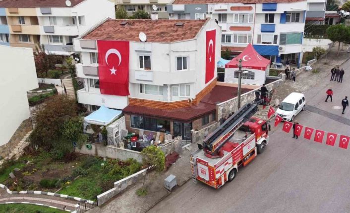 Şehidin evine Türk bayrağı asıldı