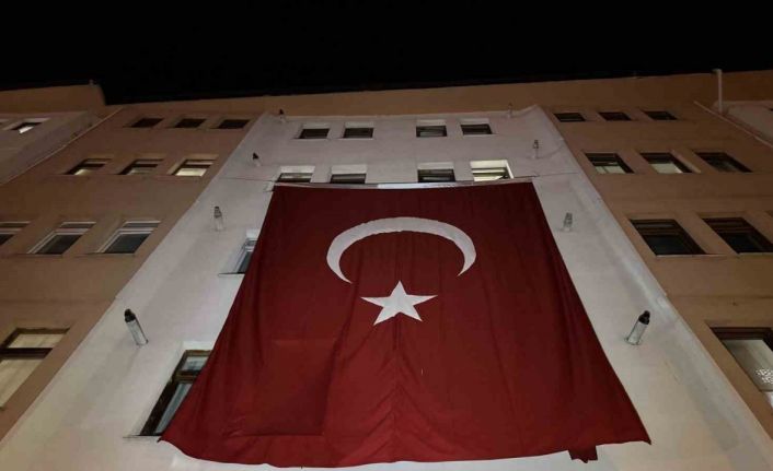 Şehit Astsubay Özcan’ın baba ocağına Türk bayrağı asıldı