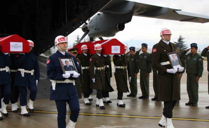 Şehit babasını oyuncağına sarılarak bekledi