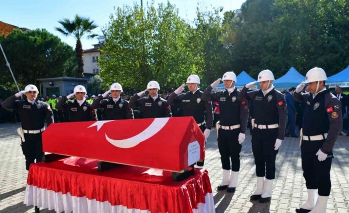 Şehit polis memuru görev yaptığı ilçeden uğurlandı