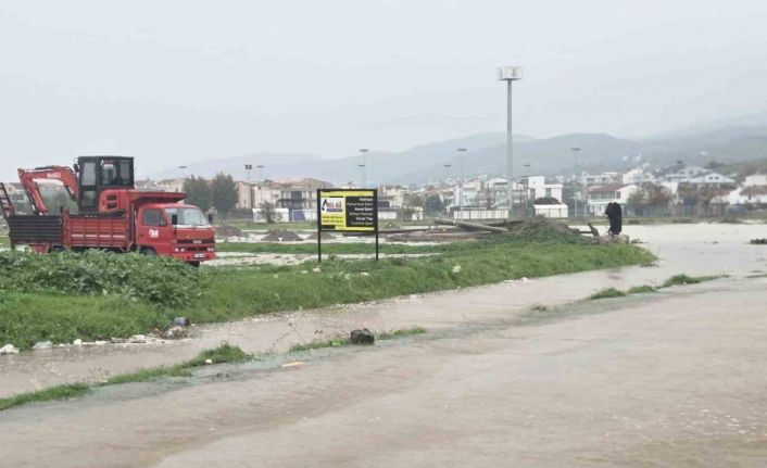 Selden etkilenen Dikili ve Foça’da su tahliye çalışmaları sürüyor