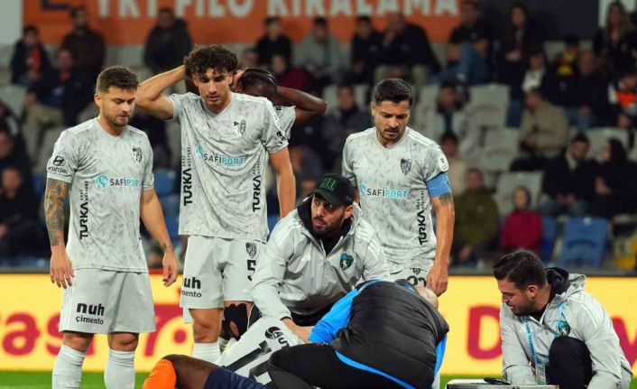 Serdar Dursun ve Jerome Opoku hava topu mücadelesinde çarpıştı