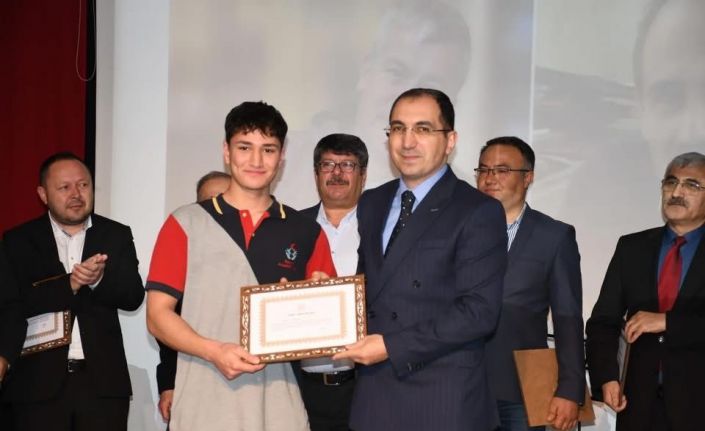 Şeref belgesi, trafik kazasında hayatını kaybeden öğretmenin oğluna verildi