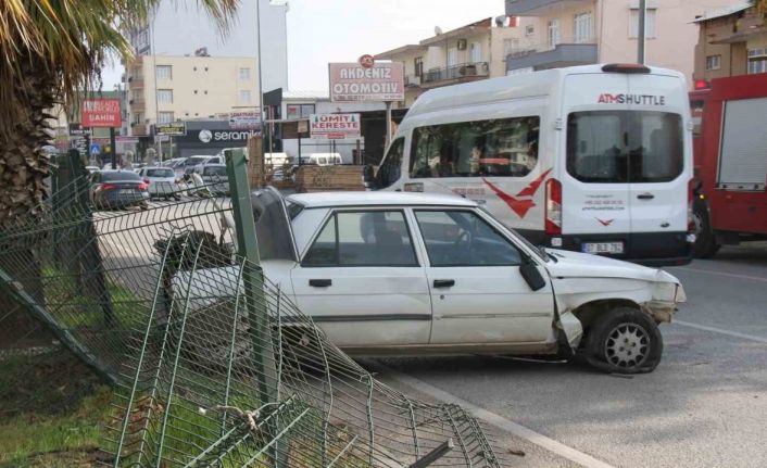 Serik’te yoldan çıkan otomobil bariyerlere çarparak durabildi