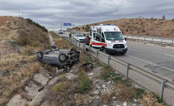 Seyir halindeki aracın çarptığı otomobil şarampole devrildi: 7 yaralı