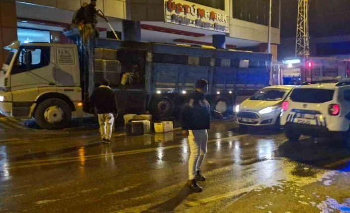 Seyir halindeki kamyonun kasası alev aldı