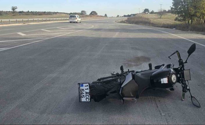 Seyir halindeki motosiklet önüne çıkan köpeğe çarptı: 2 yaralı