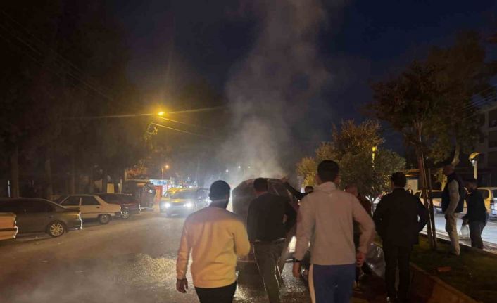 Seyir halindeki otomobil alev aldı