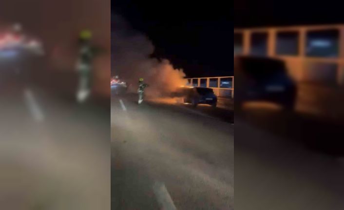 Seyir halindeki otomobil alev alev yandı