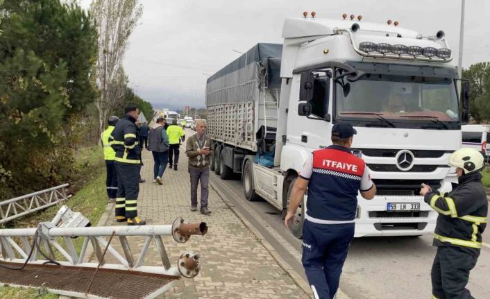 Seyir halindeki tırın açılan dorsesi PTS’ye çarptı