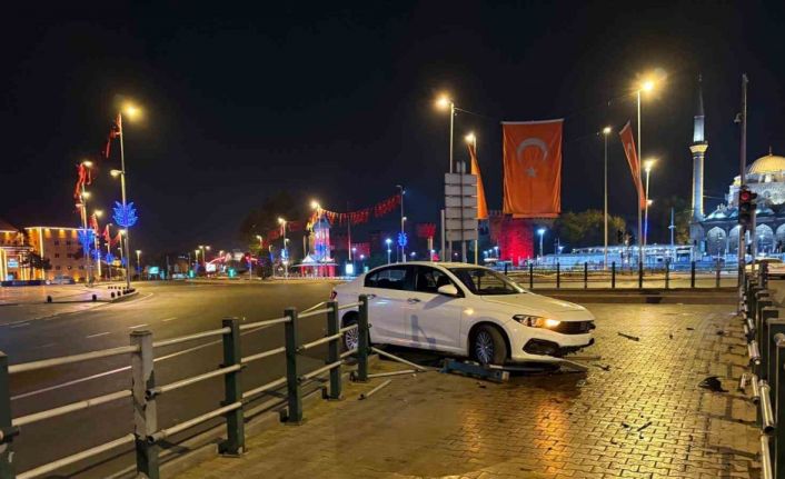 Seyir halindeyken uyuyan otomobil sürücüsü bariyerlere girdi