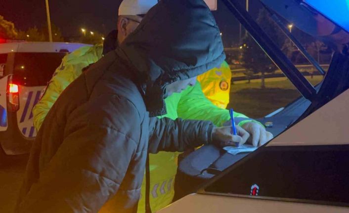 Seyir halindeyken uyuyan sürücü, kaza sonrası da uyumaya devam etti