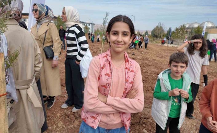 Siirt’te binlerce fidan aynı anda toprakla buluştu
