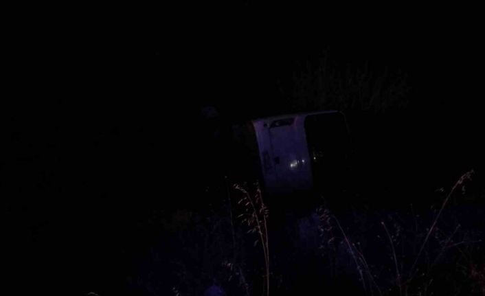 Siirt’te işçileri taşıyan otobüs devrildi: 17 yaralı