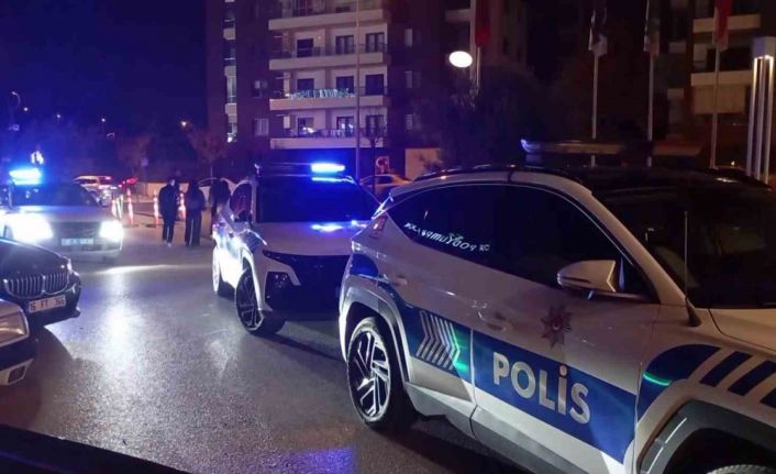 Silahını göstererek bekçileri tehdit etti