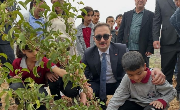 Sincik’te öğrencilerden yeşil bir gelecek için fidan dikimi