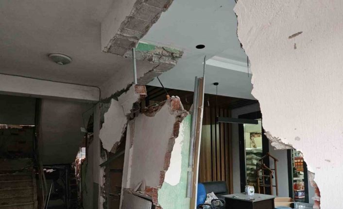 Sındırgı’da deprem esnafı olumsuz etkiledi