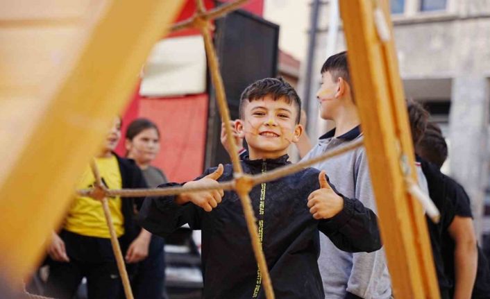Sındırgı’da deprem sonrası çocuklara moral desteği