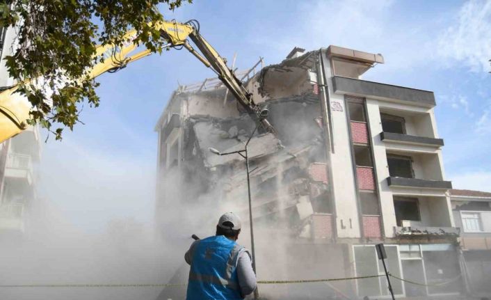 Sındırgı’da yıkım çalışmaları sürüyor