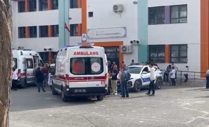 Sınıfın içinde yangın tüpü sıktılar: Çoğu öğrenci tozdan etkilendi