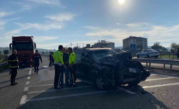 Sinop’ta otomobil traktöre arkadan çarptı: 2 yaralı