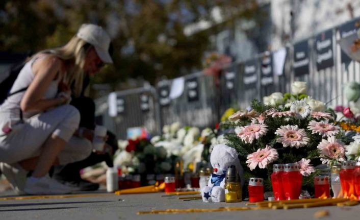 Sırbistan’da on binlerce protestocu, tren istasyonu faciasının yıldönümde Novi Sad’da bir araya geldi