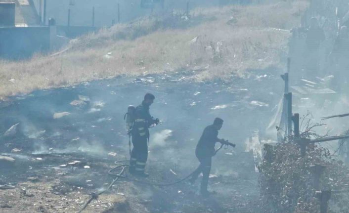 Şırnak’ta boş arazideki odun ve lastikler yandı