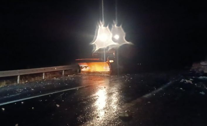 Şırnak’ta dağdan kopan kaya parçaları yolu trafiğe kapattı