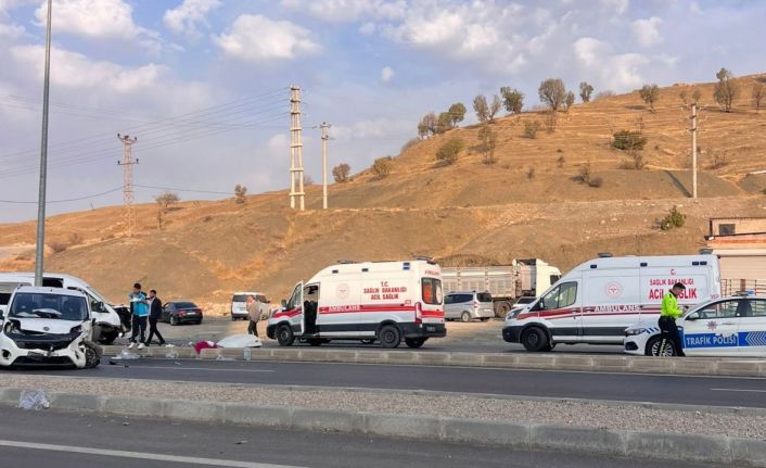 Şırnak’ta minibüsü ile hafif ticari araç çarpıştı: 19 yaralı