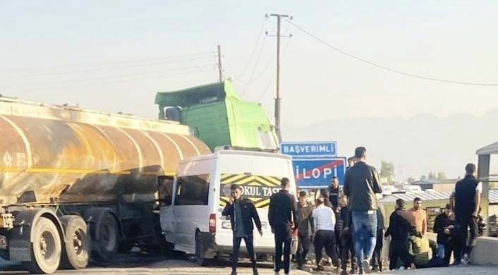 Şırnak’ta okul servisi tankerle çarpıştı: 13’ü öğrenci 14 yaralı